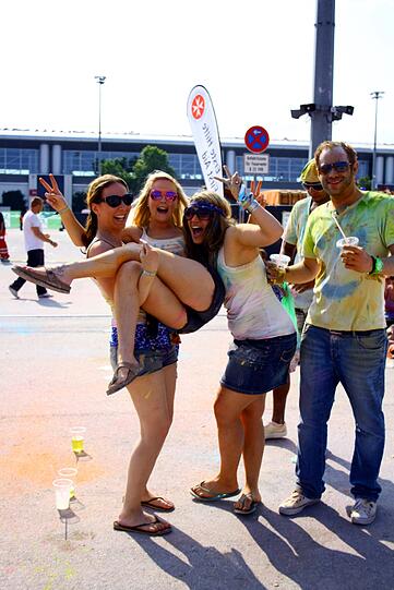 Bunter geht nicht: Das Holi One Color Festival in Riem. Die Bilder.