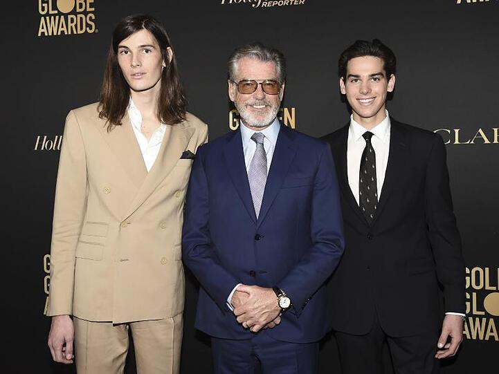 Dylan Brosnan (l) und Paris Brosnan (r), Söhne des Schauspielers Pierce Brosnan (M, werden Golden-Globe-Botschafter.