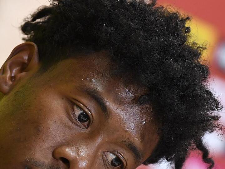 Spieler David Alaba beantwortet die Fragen der Journalisten bei einer Pressekonferenz. Foto: Robert Jaeger/APA/dpa
