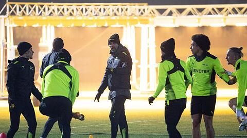 BVB-Trainer Marco Rose (M) leitet das Abschlusstraining zum Spiel gegen Besiktas Istanbul.