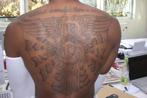 Großflächiges Bekenntnis: Brooks zeigt sein Rückentattoo, ein Jesus-Kopf mit Kreuz und Engelsflügeln.