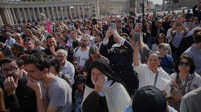 Die Prozession mit dem offenen Sarg f&uuml;hrte an Zehntausenden Gl&auml;ubigen vorbei.