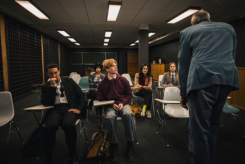 Die BND-Auszubildenden Andreas (von links) Andi (Klaus Steinbacher), Yuki (Nhung Hong) Asel (Lukas Zumbrock), Sami (Sogol Faghani) und Victoria (Lea Zo&euml; Voss) werden von Agentenlegende Voss (G&ouml;tz Otto) ins Handwerk und die Kunst der Spionage eingef&uuml;hrt.