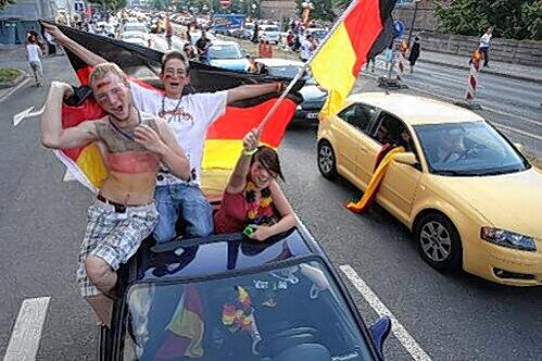 Schiebedach auf, Deutschlandfahne raus &ndash; knapp 10.000 Fans hupten nach dem Schlusspfiff zwischen Plärrer und Hauptbahnhof.