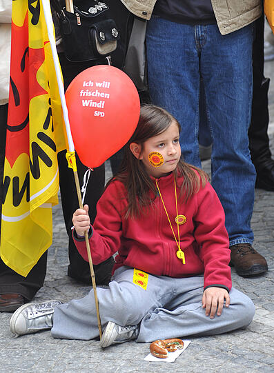 Trotz strömenden Regens haben am Samstagnachmittag rund 30.000 Menschen an einer Kundgebung
gegen Atomenergie auf dem Münchner Odeonsplatz teilgenommen. Sehen Sie hier die besten Bilder der Aktion.