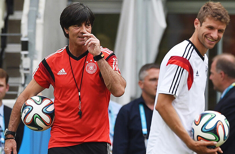 Freut sich über die Vertragsverlängerung von Bundestrainer Jogi Löw (l.): Bayerns Thomas Müller.