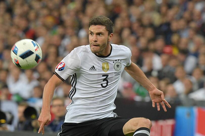 Jonas Hector Note 4: Ließ defensiv über seine linke Seite wenig bis nichts zu, hat aber  im  
Aufbauspiel technische Mängel. Streuung bei Flanken.