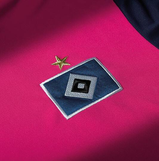 Auswärts spielt Hamburg ganz in Pink, wohl eine Hommage an Ex-Werderaner Tim Wiese.