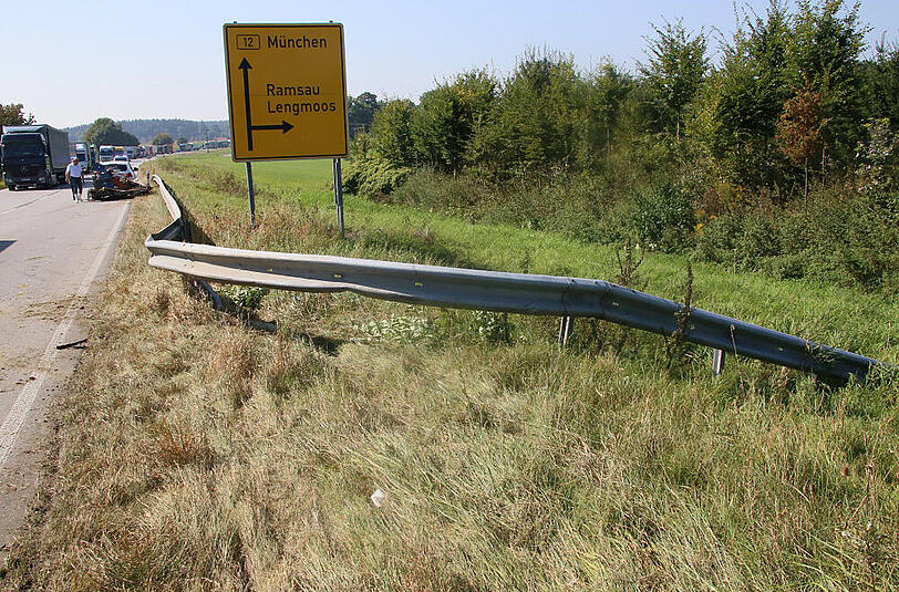 Missglücktes Überholmanöver - die Bilder von der Unfallstelle auf der B12 im Landkreis Mühldorf.