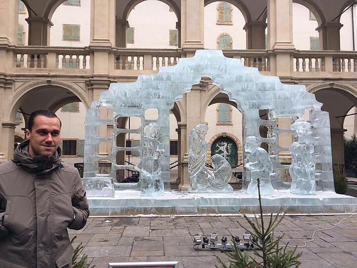 Spielmacher Michael Liendl unternahm einen Trip in die Heimat: Hier ist der Zehner der Sechzger in Graz vor einer Krippe aus Eis zu sehen.