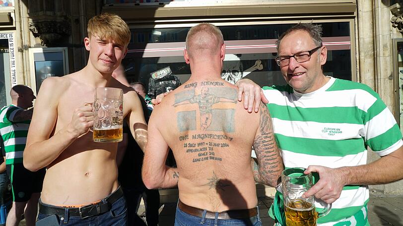 Auf dem Marienplatz feiern bereits die Celtic-Fans.