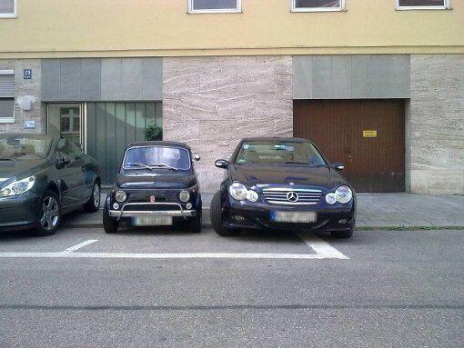 Nicht eingeklemmt, aber doch ein wenig bedrängt von zwei Mercedes: ein Fiat in Bogenhausen.