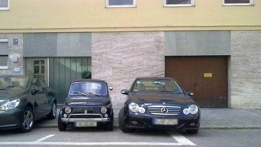 Nicht eingeklemmt, aber doch ein wenig bedrängt von zwei Mercedes: ein Fiat in Bogenhausen. Nicht eingeklemmt, aber doch ein wenig bedrängt von zwei Mercedes: ein Fiat in Bogenhausen.