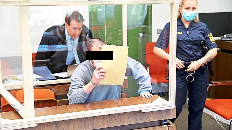 Der Angeklagte mit seinem Anwalt.