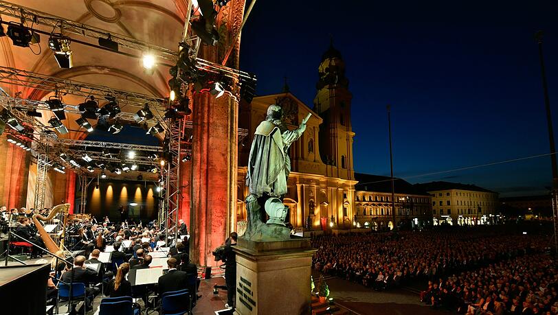 In einer lauen Sommernacht kann „Klassik am Odeonsplatz“ vor der Feldherrnhalle zum Erlebnis werden. In einer lauen Sommernacht kann „Klassik am Odeonsplatz“ vor der Feldherrnhalle zum Erlebnis werden.