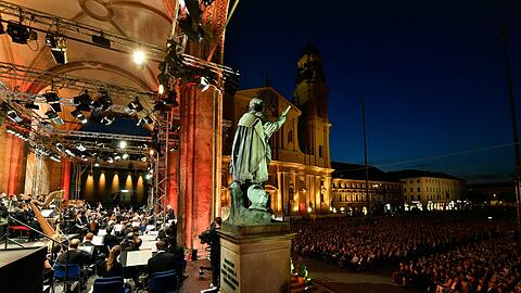 In einer lauen Sommernacht kann &bdquo;Klassik am Odeonsplatz&ldquo; vor der Feldherrnhalle zum Erlebnis werden.