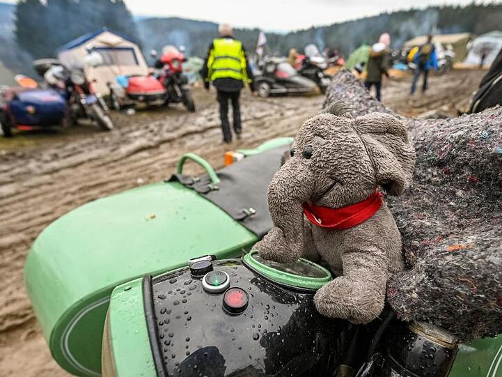 Ein Elefant aus Plüsch ist an einem Motorrad auf dem Gelände des Elefantentreffens befestigt. Foto: Armin Weigel/dpa