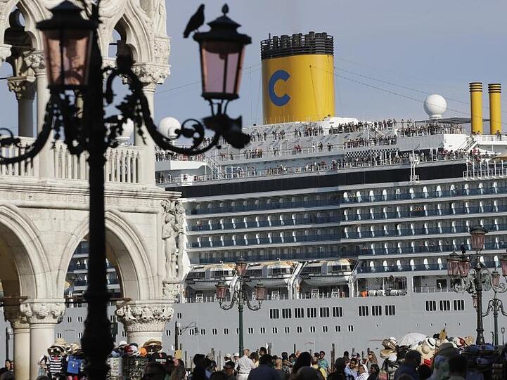 Einen Steinwurf vom Markusplatz entfernt: Das Kreuzfahrtschiff "Costa Deliziosa" in der Lagune von Venedig.