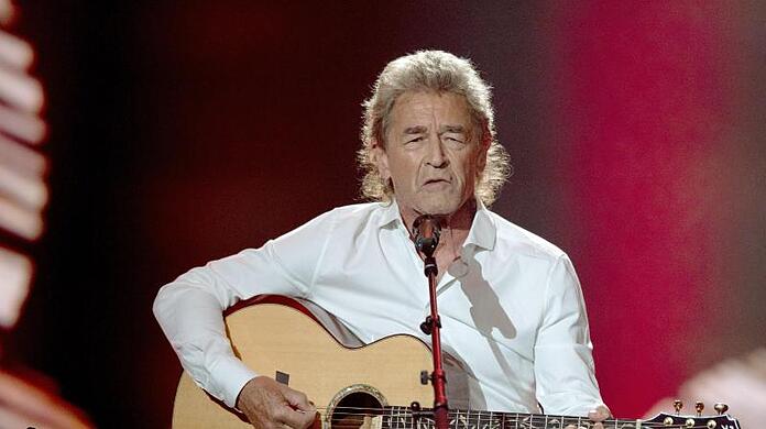 Der deutsche Sänger Peter Maffay singt.