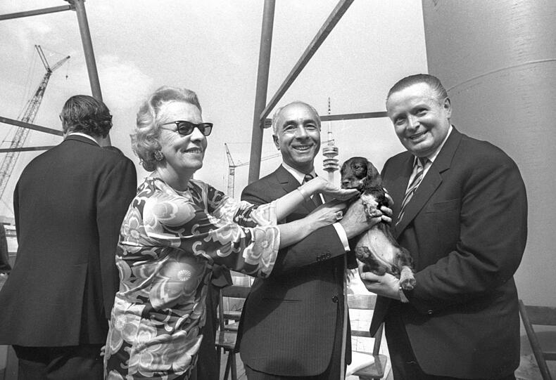 Die Geburt eines Maskottchens: Willi Daume (r.) übergibt den "Olympiawaldi" Felix Levitan, Präsident des Internationalen Sportpresseverbandes