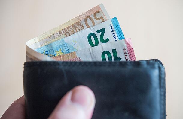 Ob man das Geld verfügbar haben möchte oder es lieber in die Altersvorsorge investiert, ist wichtig bei der Anlage des Erbes. Ob man das Geld verfügbar haben möchte oder es lieber in die Altersvorsorge investiert, ist wichtig bei der Anlage des Erbes.