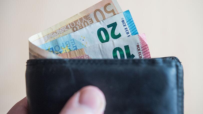 Ob man das Geld verfügbar haben möchte oder es lieber in die Altersvorsorge investiert, ist wichtig bei der Anlage des Erbes. Ob man das Geld verfügbar haben möchte oder es lieber in die Altersvorsorge investiert, ist wichtig bei der Anlage des Erbes.