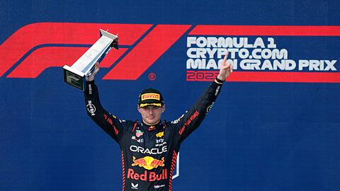Max Verstappen von Red Bull reagiert auf dem Podium nach seinem Sieg.