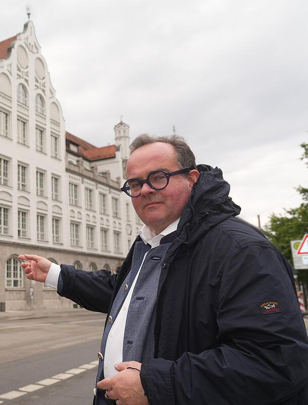Clemens Baumgärtner (CSU) vor dem Luisengymnasium. Clemens Baumgärtner (CSU) vor dem Luisengymnasium.