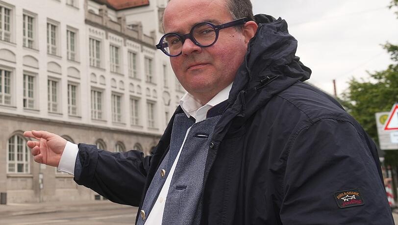 Clemens Baumgärtner (CSU) vor dem Luisengymnasium. Clemens Baumgärtner (CSU) vor dem Luisengymnasium.