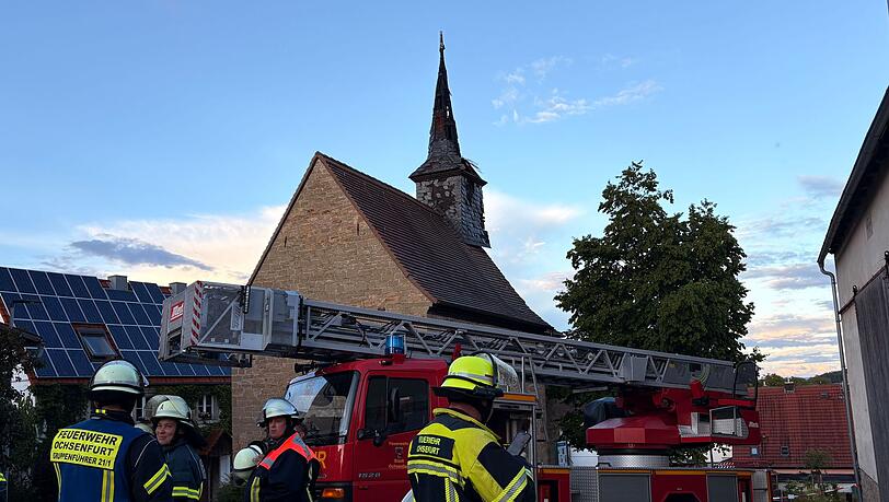 Der Blitz verursachte ein Feuer. (Symbolbild)