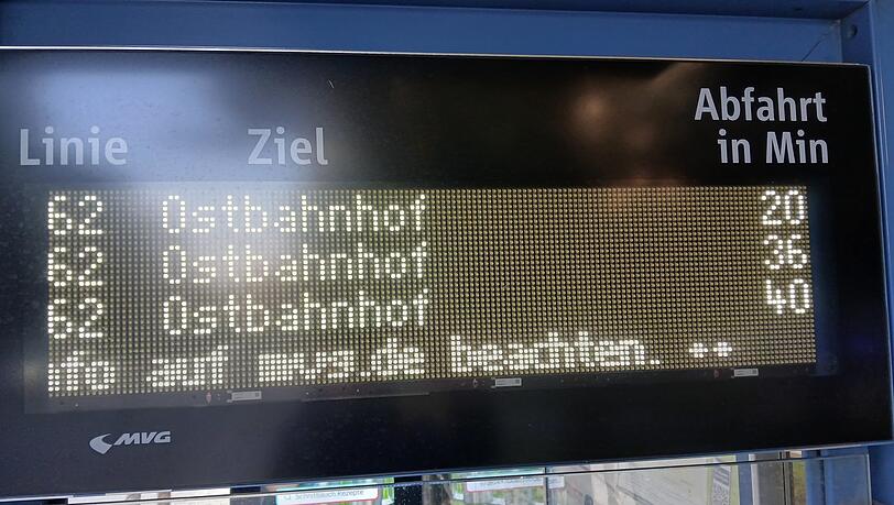Warten ist hier an der Bushaltestelle Poccistraße angesagt. Warten ist hier an der Bushaltestelle Poccistraße angesagt.
