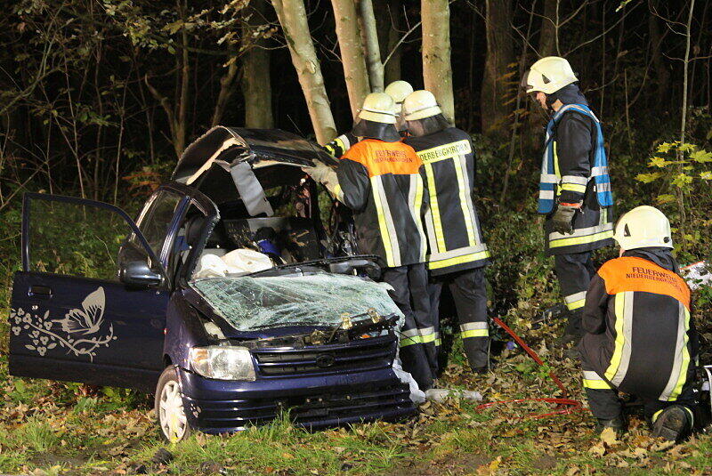 Am Daihatsu ist fast die gesamte Fahrerseite aufgerissen: Die 19-Jährige am Steuer ist sofort tot.