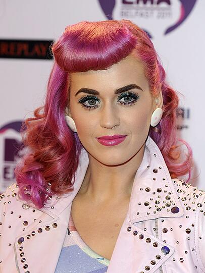 Egal ob schwarz, blau oder rot: Die Pastorentochter aus Santa Barbara wechselt nicht nur gerne ihre heißen Outfits, sondern auch regelmäßig die Haarfarbe.