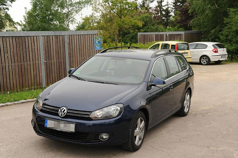 Kurz vor 10 Uhr taucht dann ein VW Golf mit Augsburger Kennzeichen in Schmids Straße auf - und parkt.