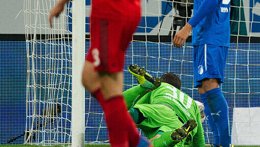 Phantomtor! Leverkusens Stefan Kießling (nicht im Bild) erzielt das Tor zum 0:2 gegen Hoffenheims Torwart Koen Casteels (M). Oben links ist am Tornetz eine abstehende Masche zu sehen. Phantomtor! Leverkusens Stefan Kießling (nicht im Bild) erzielt das Tor zum 0:2 gegen Hoffenheims Torwart Koen Casteels (M). Oben links ist am Tornetz eine abstehende Masche zu sehen.