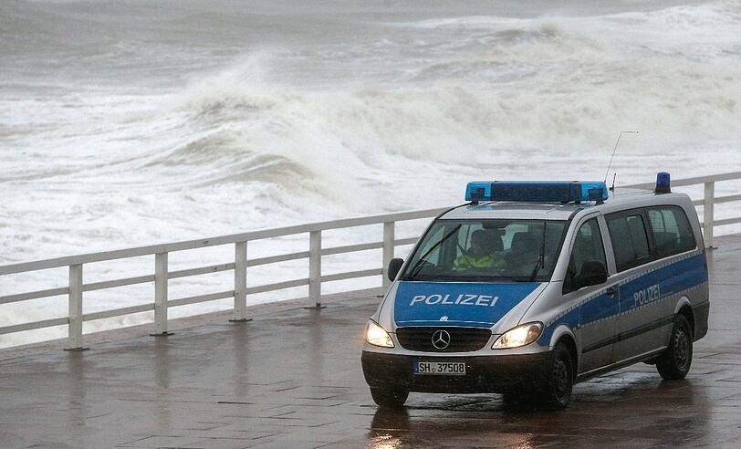 Ein Polizeifahrzeug fährt in Westerland auf Sylt über die Strandpromenade