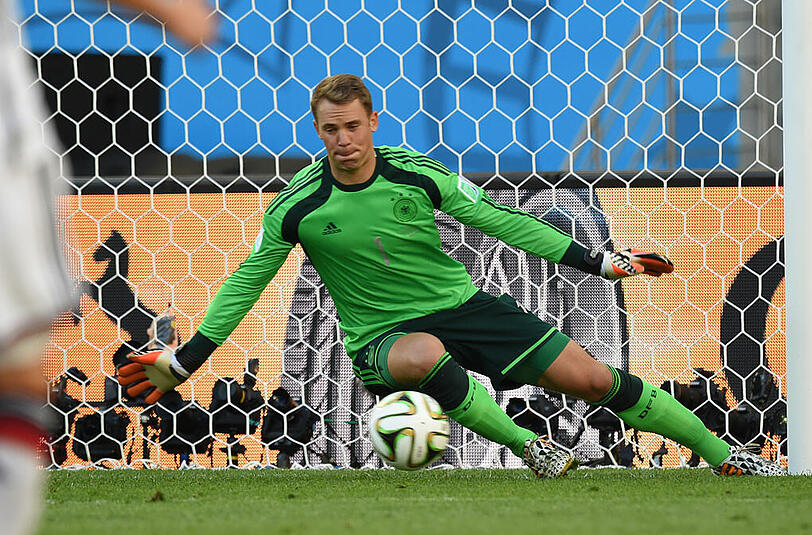 Manuel Neuer: Weltmeister!, Note 1: Aufmerksamer Mitspieler, energisch. Grenzwertig sein Einsatz mit Faustabwehr gegen Higuain (56.). Großen Anteil am Titel!
