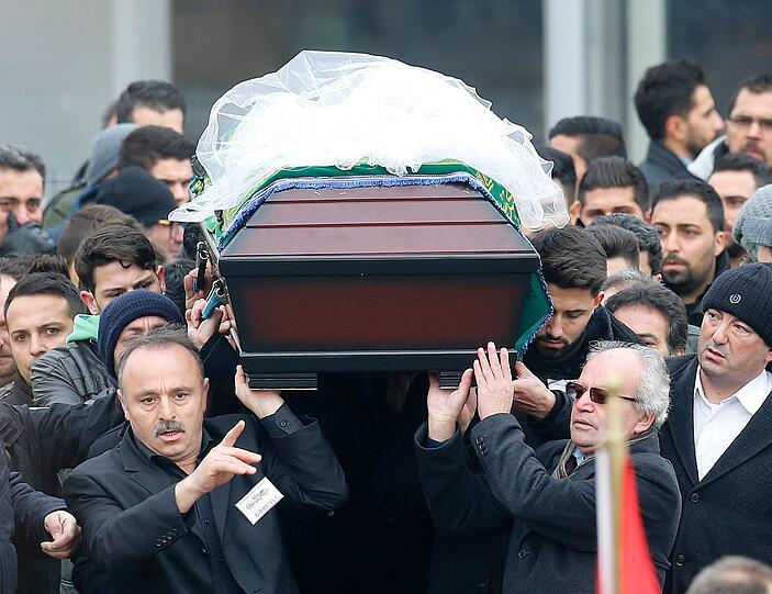 Trauerfeier und Beerdigung für Tugce: Hunderte Menschen nehmen Abschied.