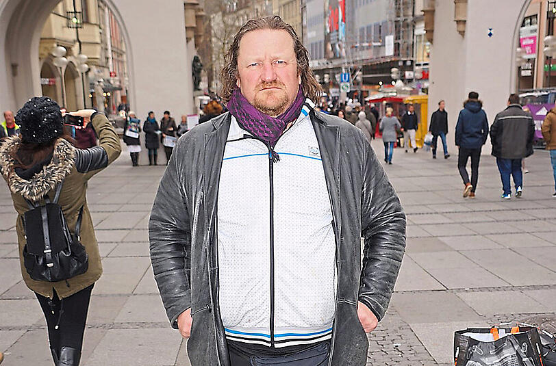 Hartz IV bekommt Frank Schmidt nicht, darum singt er jetzt unter anderem für Geld.