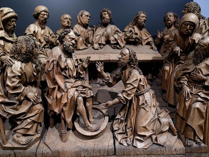Die Szene "Fußwaschung, Predella des Hochaltars, aus der Kirche St. Nicolai in Kalkar" aus der Werkstatt des Arnt Beeldersnider.