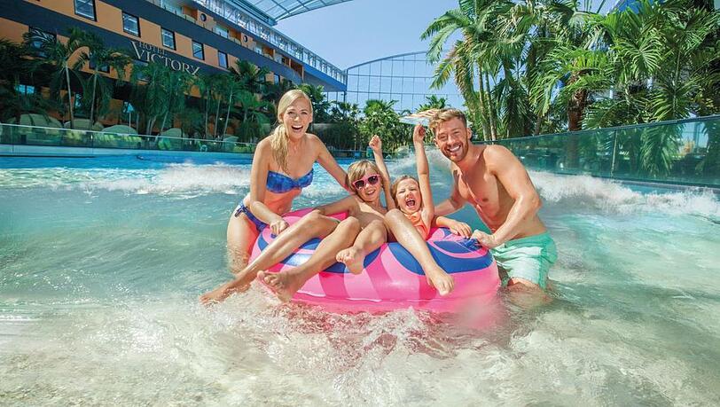 Fast wie am Meer: das Wellenbad in der Therme. Fast wie am Meer: das Wellenbad in der Therme.