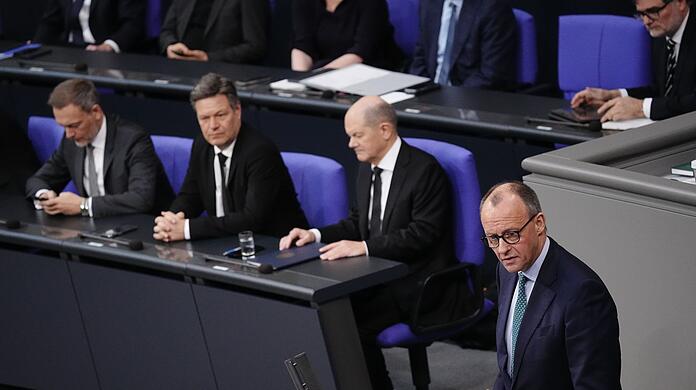 Merz (v.r.n.l.), Scholz, Habeck und Lindner verlieren laut einer Untersuchung Vertrauen in der gesellschaftlichen Mitte.