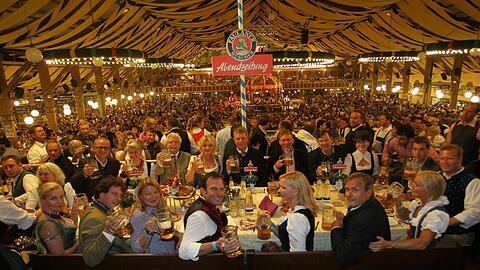 Beim AZ-Wiesn-Stammtisch im Winzerer Fähndl (von links oben): Wolfgang Krebs, Barbara Daumiller-Zeil, Martin Zeil, Saskia Vester, Dieter Reiter, Christian Springer, Josef und Natalie Schmid, Markus Söder, Andreas Steinfatt, Ursula und Axel Hacke, Veronica Ferres, AZ-Chefredakteur Arno Makowsky, Inga Pudenz, AZ-Redakteur Adrian Prechtel, Phoebe Rocchi, AZ-Redakteurin Angela Böhm.