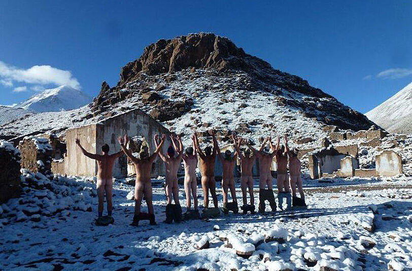 Trotz Schnees lassen auch diese Urlauber für ein Foto die Hüllen fallen.