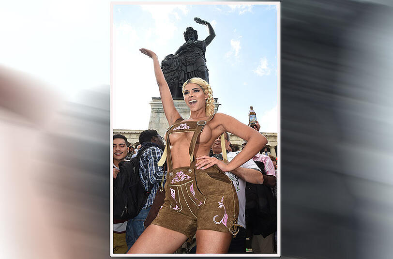 Trachten-Hingucker: Nacktmodel Micaela Schäfer posiert 2015 vor der Bavaria - doch für eine Verhaftung war das damalige Outfit wohl noch nicht sündhaft genug.