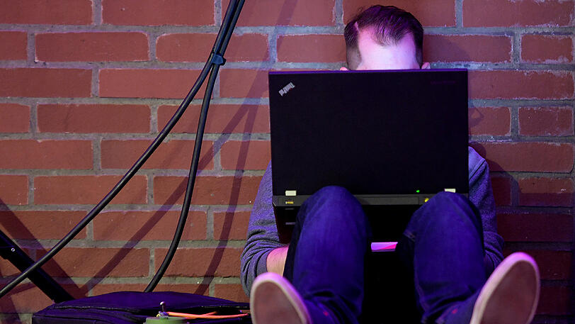Über die Hälfte der Beschäftigten in Deutschland arbeitet laut einer Studie mit PC, Laptop oder Smartphone. Gerade Führungskräfte, Akademiker und Handwerker sind viel von unterwegs im Einsatz. Sie arbeiten oft mehr - und sind trotzdem zufrieden.