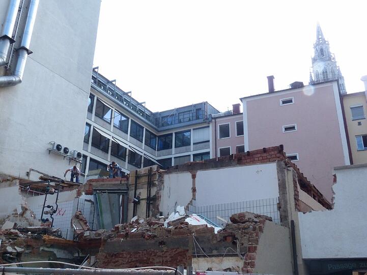 Die enge Bebauung der Altstadt, die vielen Passanten, die schwierige Erreichbarkeit durch die Fußgängerzone: Der Abbruch des Donisl ist für die Bauherren eine Herausforderung.