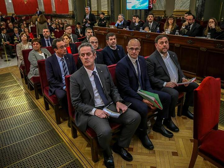 Zwölf Anführer der Unabhängigkeitsbewegung sitzen auf der Anklagebank in Madrid.