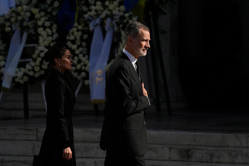 Auch König Felipe (r) von Spanien und Königin Letzia von Spanien wollen sich verabschieden.