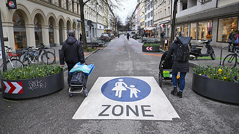 Viel Platz vor allem für Fußgänger bietet der Verkehrsversuch in der Weißenburger Straße, zwischen Weißenburger und Pariser Platz.